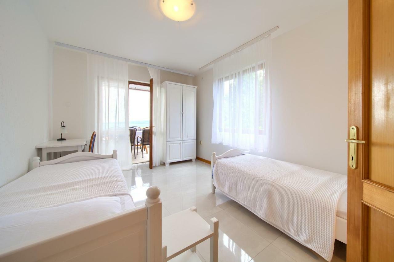 Apartments Loncar Krk Town Exterior photo