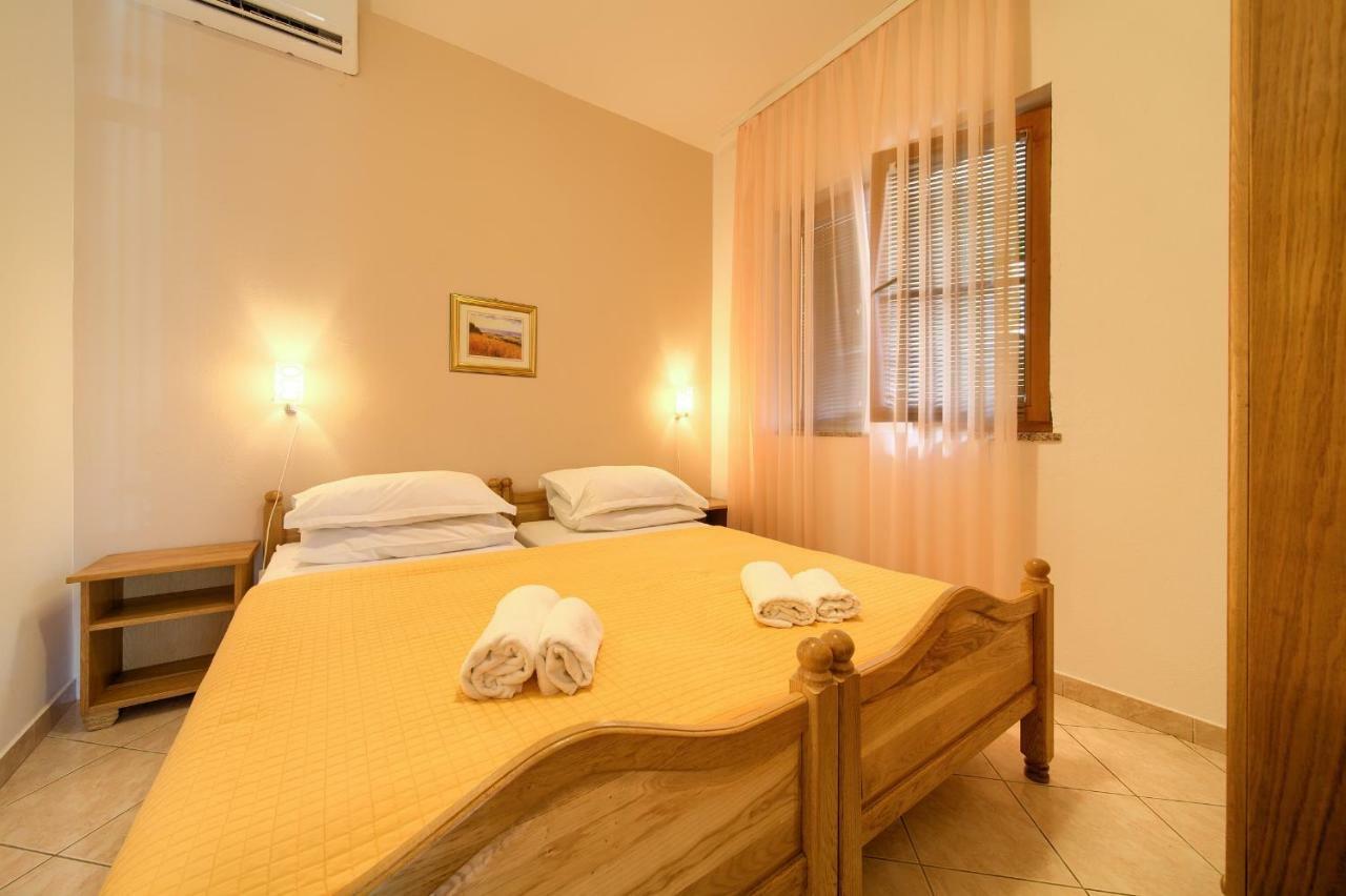 Apartments Loncar Krk Town Exterior photo